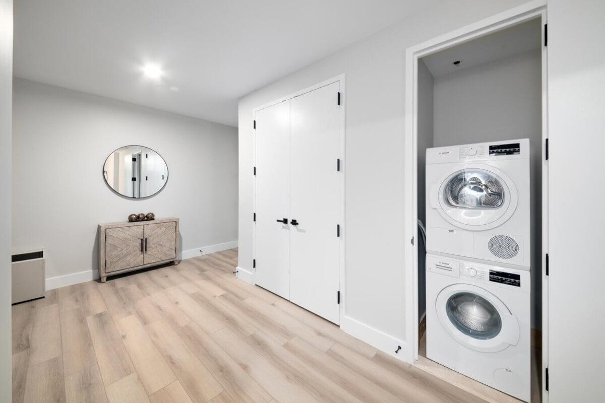 95 Wall apartments on Wall Street in Manhattan have in-unit washers and dryers.