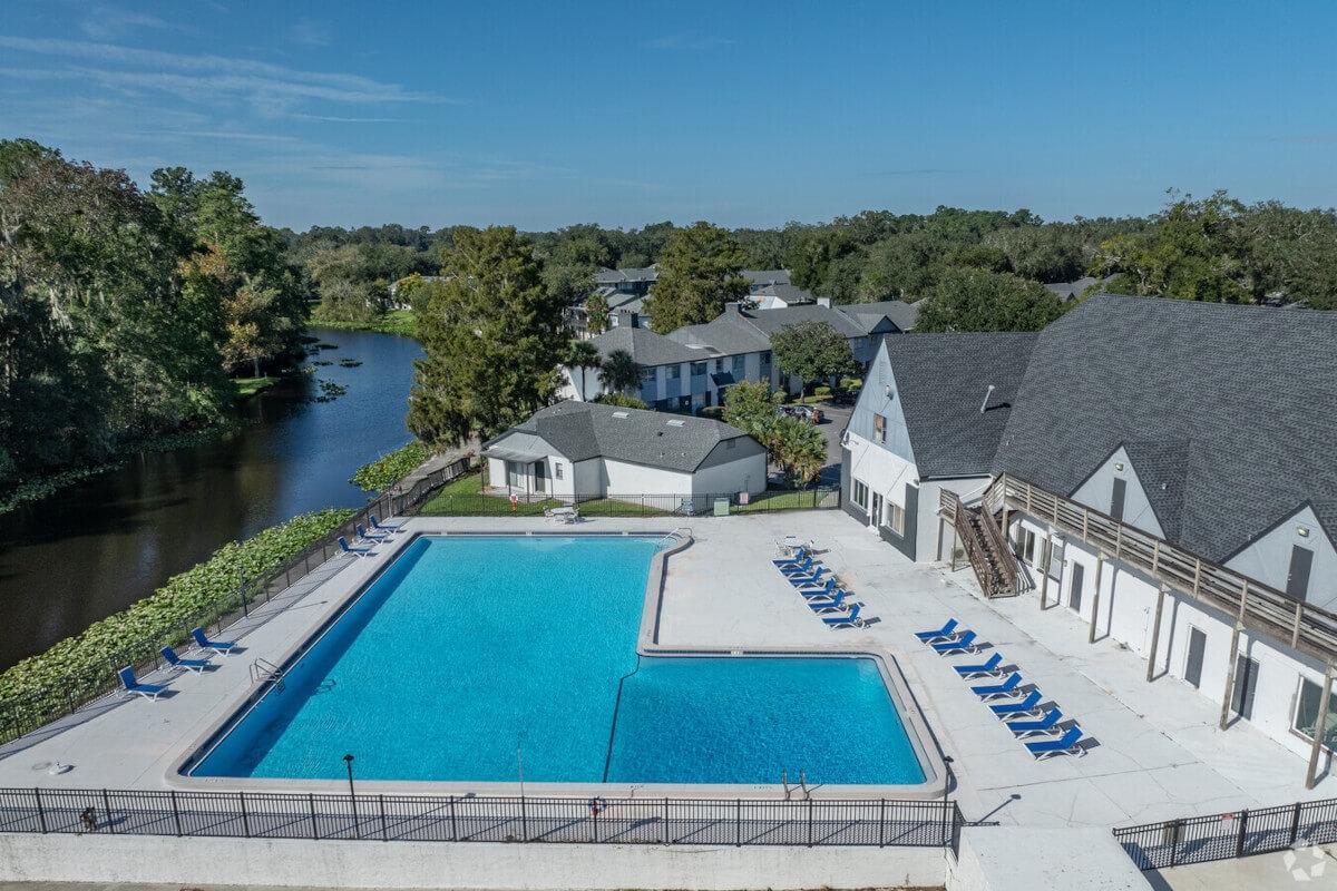 Riverbank Apartments in Central Jacksonville has a riverfront pool.