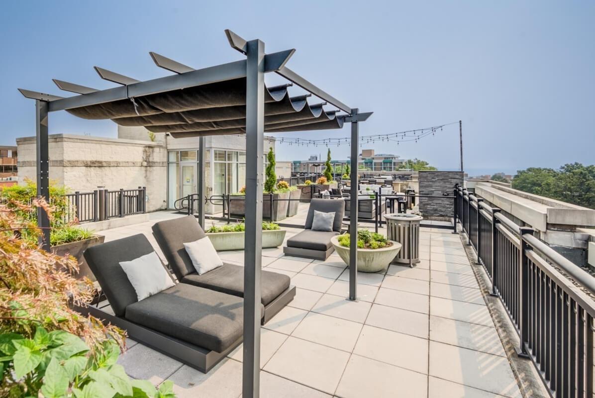 Apartment rooftop lounge in Penrose neighborhood in Arlington