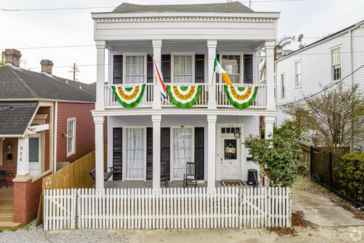 A home in the Irish Channel neighborhood in New Orleans proudly displays Ireland’s flag.