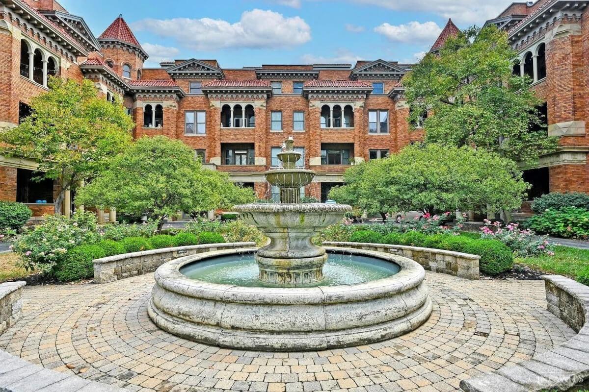 Large apartment building in Cincinnati, OH