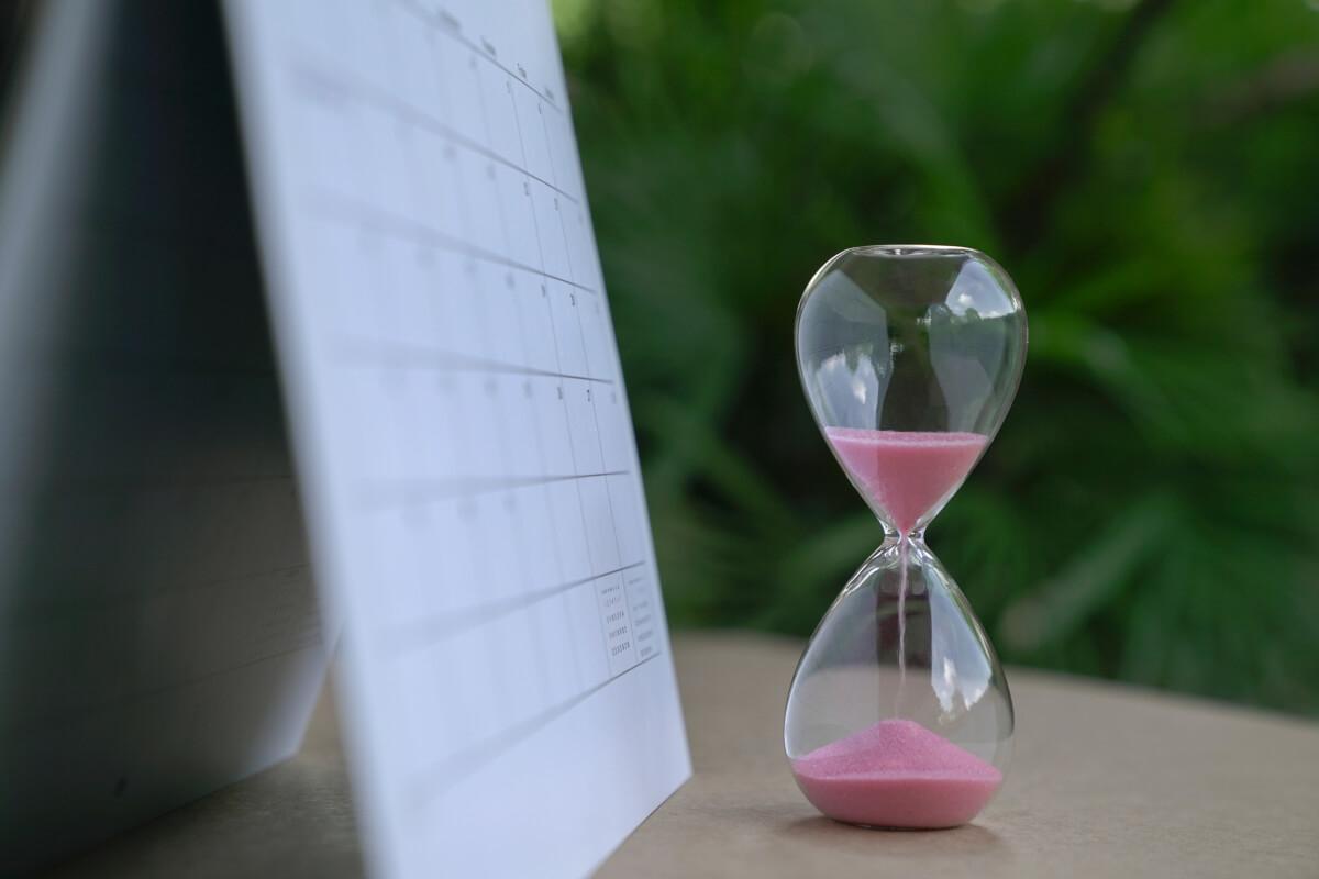 Hourglass next to calendar.
