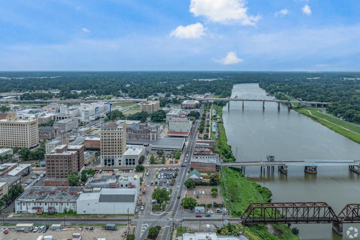 City in Louisiana that is on the river.