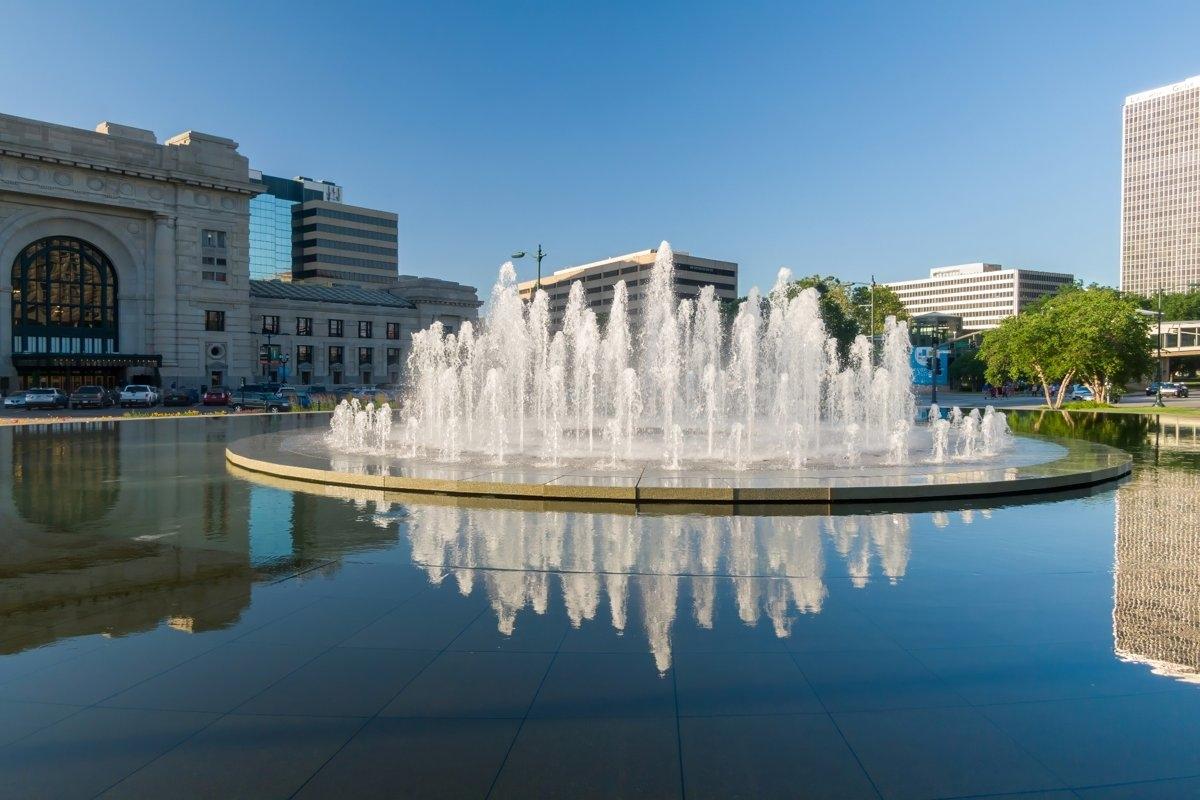 A public water fountain display in Kansas City