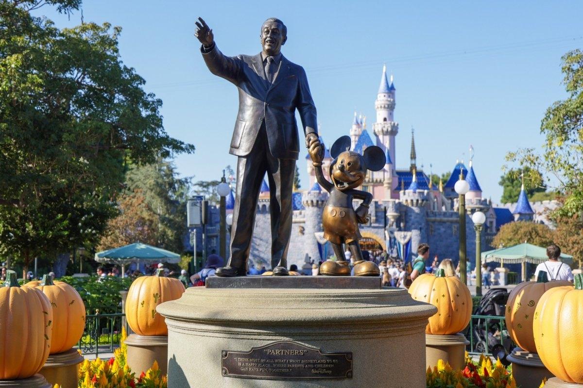 Walt Disney Statue