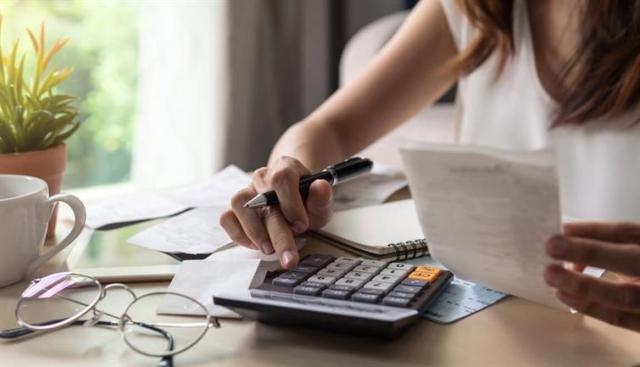 Woman-using-calculator