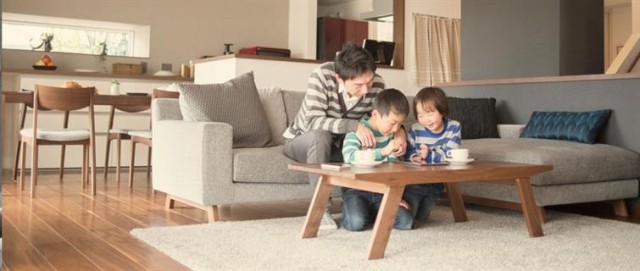 A father in the living room with his two children