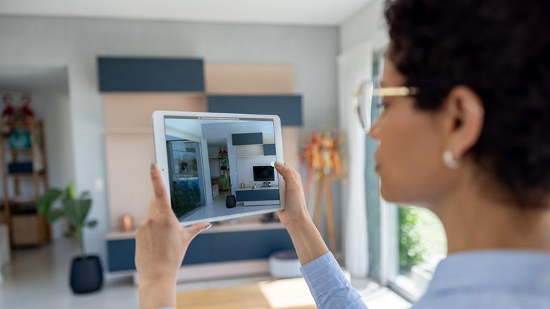 Leasing agent uses tablet to conduct virtual tour of apartment