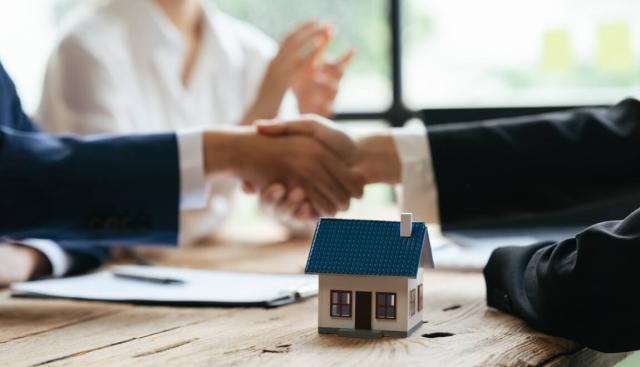 Landlord shakes hands with tenant after receiving a 60-day non-renewal notice. 