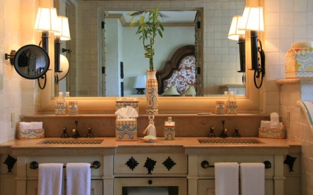 A furnished bathroom with lamps